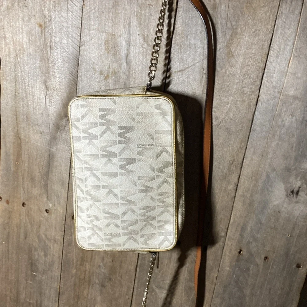 MICHAEL KORS Large East West Crossbody in Signature